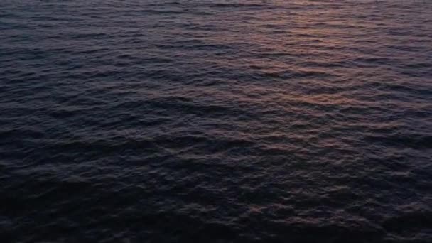 Vue aérienne de la surface de l'océan Atlantique sur le fond d'un magnifique coucher de soleil 