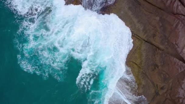 Blick von oben auf die steinige Wüstenküste am Atlantik. Küste der Insel Teneriffa. Drohnenaufnahmen von Meereswellen, die die Küste erreichen — Stockvideo