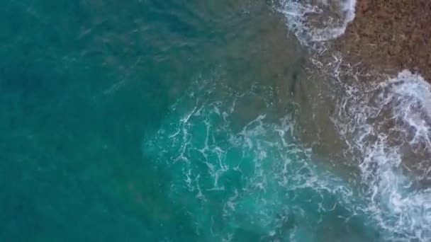 Vista superior de la costa pedregosa del desierto en el Océano Atlántico. Costa de la isla de Tenerife. Imágenes aéreas de drones de olas marinas que llegan a la orilla — Vídeo de stock