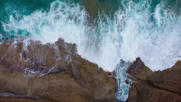 Atlas Okyanusu'ndaki çöl taşlı sahilinin en iyi manzarası. Tenerife adasının sahili. Kıyıya ulaşan deniz dalgalarının havadan drone görüntüleri — Stok video