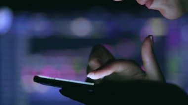 Borsa kavramı, online ticaret, borsa ticaret katta akıllı telefon ile çalışan tüccar. Kadın dokunmatik ekran, döviz piyasası verileri göz atın, grafik