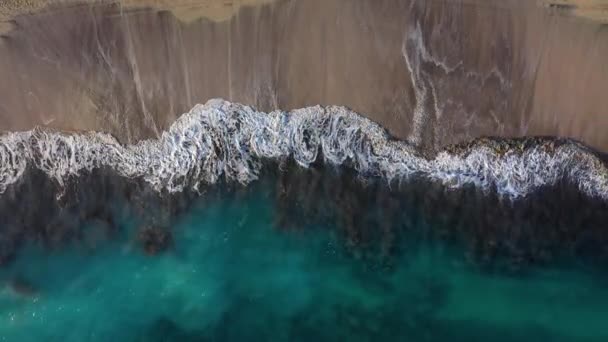 Top kilátás nyílik a sivatagi strandra az Atlanti-óceánon. Tenerife szigetének partja. Légi felvételek a partot elérő tengeri hullámokról — Stock videók