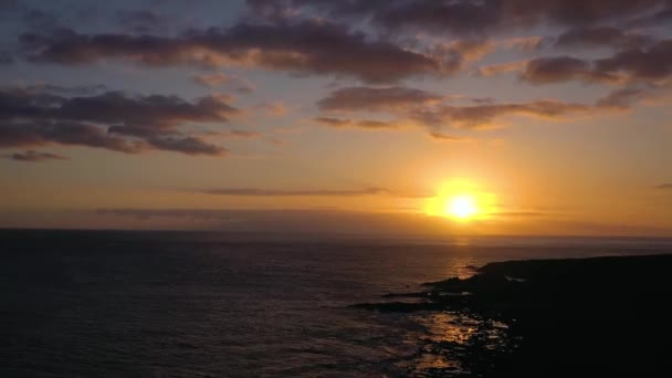 Vista desde la altura del faro Faro de Rasca, reserva natural y nubes oscuras al atardecer en Tenerife, Islas Canarias, España. Costa Salvaje del Océano Atlántico — Vídeos de Stock