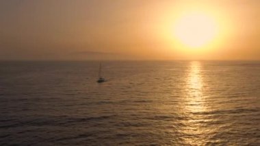 Güzel bir gün batımıarka atlantik okyanusu yüzeyinin havadan görünümü. Yat marinaya dönüyor