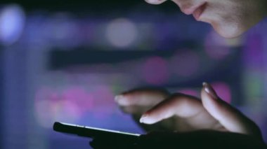 Borsa kavramı, online ticaret, borsa ticaret katta akıllı telefon ile çalışan tüccar. Kadın dokunmatik ekran, döviz piyasası verileri göz atın, grafik