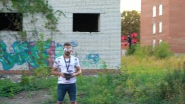 Erkek pilot uçuş Fpv serbest drone yönetir ve kendisi etrafında bir sinek yapar