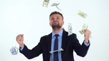 Resmen giyinmiş bir adamın yavaş hareketi, bir sürü dolar banknotunun üzerine düşmesinden memnun.