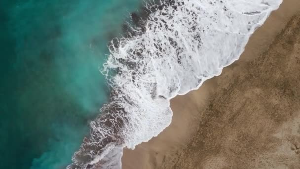 Bovenaanzicht op het woestijnstrand aan de Atlantische Oceaan. De kust van Tenerife. Luchtdrone beelden van zeegolven die de kust bereiken. — Stockvideo