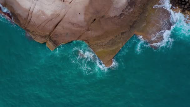 大西洋の砂漠のストーニー海岸のトップビュー。テネリフェ島の海岸。海岸に到達する海の波の空中ドローン映像 — ストック動画