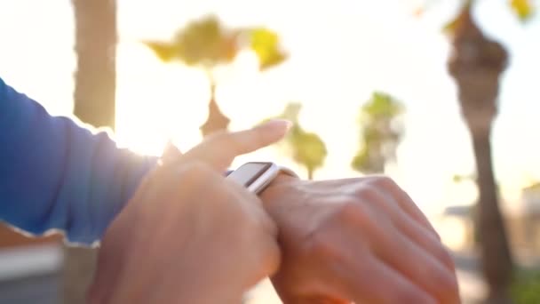 Un reloj inteligente. Mujer usando reloj inteligente. Primer plano de la pantalla táctil táctil femenina en el reloj, entrar en aplicación de reloj — Vídeo de stock