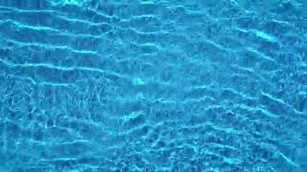 Pohled shora z dronu nad povrchem bazénu — Stock video