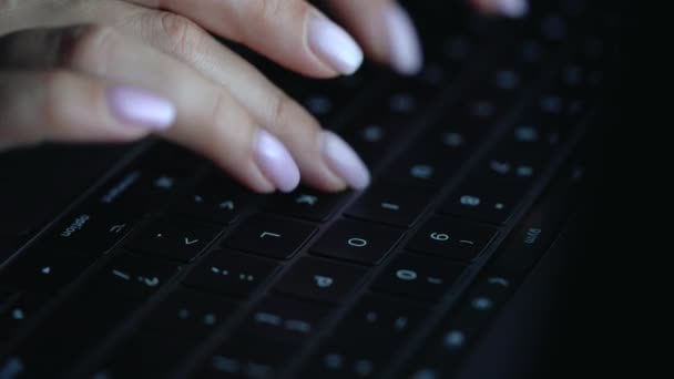 Primer plano de las manos femeninas utilizar un ordenador portátil para escribir tarde en la noche — Vídeos de Stock
