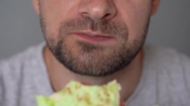 Tavuk ve sebze yakın çekim ile ıspanak shawarma yemek Adam