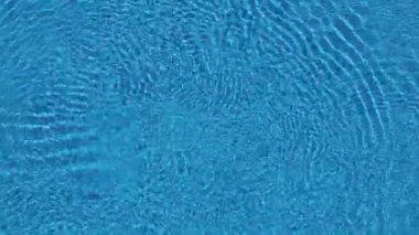 Havuz yüzeyinde bir drone en iyi görünümü