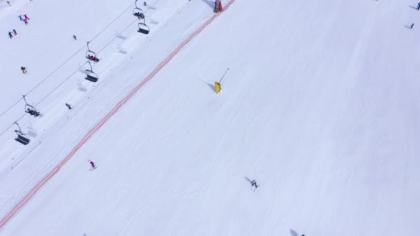 Vista aérea de la pista de esquí - telesilla, esquiadores y snowboarders bajando — Vídeos de Stock