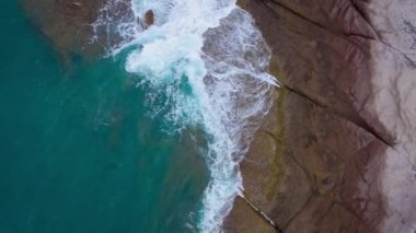 Atlas Okyanusu'ndaki çöl taşlı sahilinin en iyi manzarası. Tenerife adasının sahili. Kıyıya ulaşan deniz dalgalarının havadan drone görüntüleri