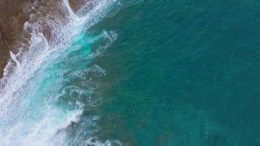 Atlas Okyanusu'ndaki çöl taşlı sahilinin en iyi manzarası. Tenerife adasının sahili. Kıyıya ulaşan deniz dalgalarının havadan drone görüntüleri