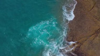 Atlas Okyanusu'ndaki çöl taşlı sahilinin en iyi manzarası. Tenerife adasının sahili. Kıyıya ulaşan deniz dalgalarının havadan drone görüntüleri