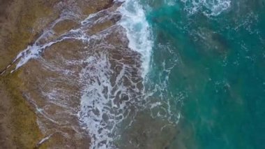 Atlas Okyanusu'ndaki çöl taşlı sahilinin en iyi manzarası. Tenerife adasının sahili. Kıyıya ulaşan deniz dalgalarının havadan drone görüntüleri