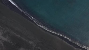 Atlantik Okyanusu'ndaki çöl siyah plajının en iyi manzarası. Tenerife adasının sahili. Kıyıya ulaşan deniz dalgalarının havadan drone görüntüleri