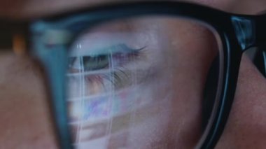 Monitörde seyir ve Internet'te sörf gözlüklü kadın. Monitör ekran Gözlükte yansıtılır