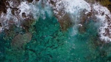 Issız bir sahilin en iyi manzarası. Tenerife adasının kayalık kıyısı. Kıyıya ulaşan okyanus dalgalarının havadan drone görüntüleri
