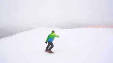 Aşırı snowboard taze kar kar sarp dağ eğim aşağı sürme