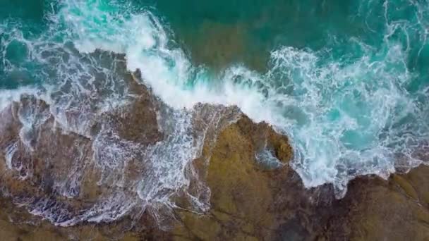 Topputsikt över öknen Stony Coast på Atlanten. Kusten på ön Teneriffa. Aerial Drone bilder av havsvågor når stranden — Stockvideo