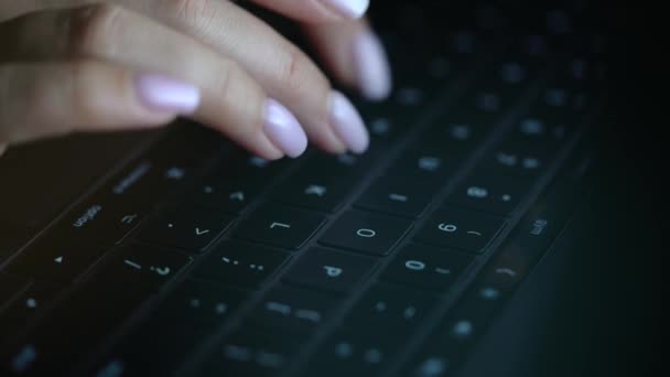 女性手的特写镜头在深夜使用笔记本电脑打字 — 图库视频影像
