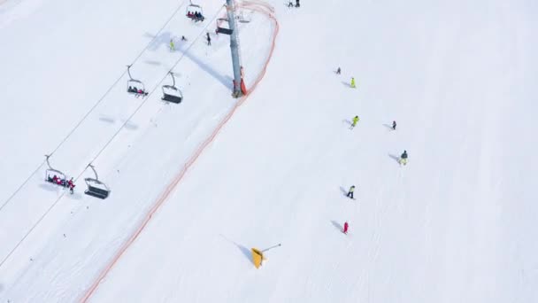 Aerial Hyperlapse av skidbacke-Ski Lift, skidåkare och snowboardåkare går ner — Stockvideo