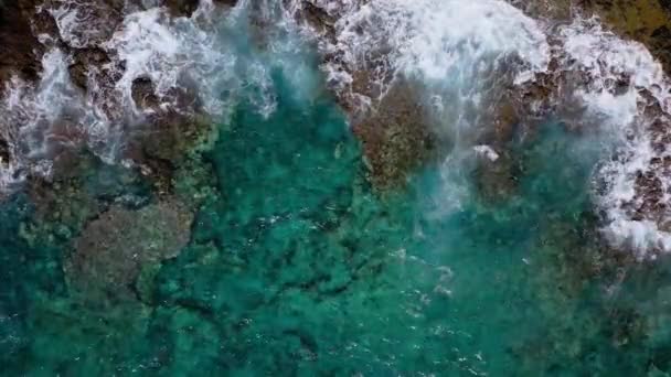 황량한 해안의 최고 전망. 테네리페 섬의 록키 해안. 해안에 도달하는 파도의 공중 무인 항공기 영상 — 비디오