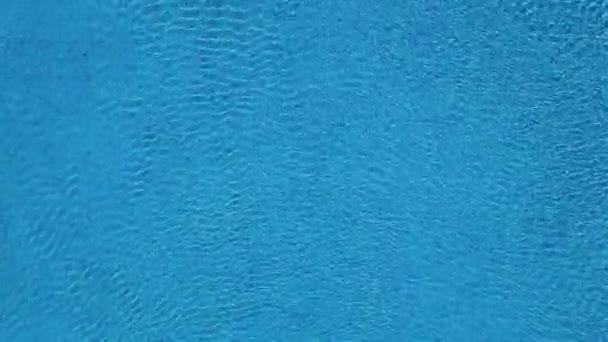 Вид сверху с дрона над поверхностью бассейна — стоковое видео