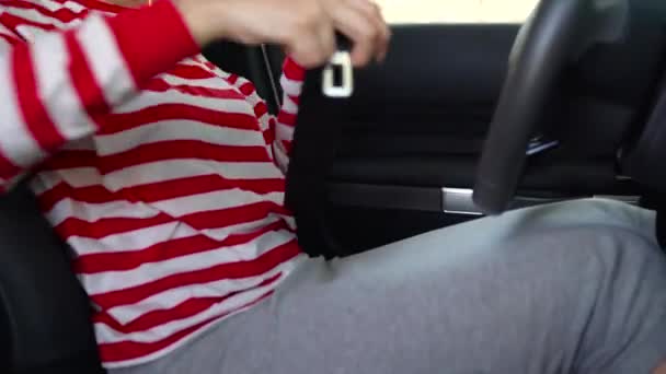 Kobieta, mocowania pasów bezpieczeństwa samochodu podczas siedzenia wewnątrz pojazdu przed jazdą — Wideo stockowe