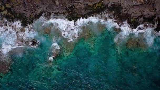 Issız bir sahilin en iyi manzarası. Tenerife adasının kayalık kıyısı. Kıyıya ulaşan okyanus dalgalarının havadan drone görüntüleri — Stok video