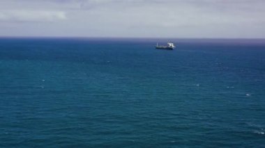 Kapalı bir ambara sahip kuru yük gemisinin taşınması için bir deniz gemisinin yüksekliğinden görünümü liman kenti yakınlarında demirlemiş ve boşaltmayı beklemektedir. Deniz yoluyla ithalat ve ihracat
