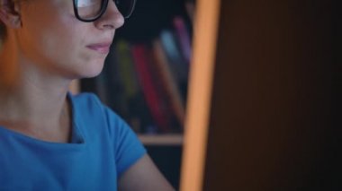 Monitörde seyir ve Internet'te sörf gözlüklü kadın. Monitör ekran Gözlükte yansıtılır