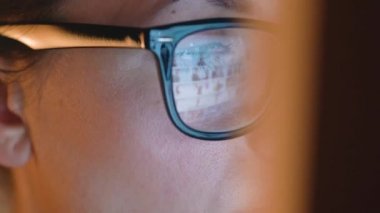 Monitörde seyir ve Internet'te sörf gözlüklü kadın. Monitör ekran Gözlükte yansıtılır
