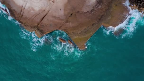 大西洋の砂漠のストーニー海岸のトップビュー。テネリフェ島の海岸。海岸に到達する海の波の空中ドローン映像 — ストック動画