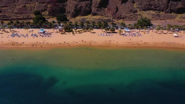Vista desde la altura de la arena dorada y la infraestructura de la playa Las Teresitas, Tenerife, Canarias, España — Vídeo de stock