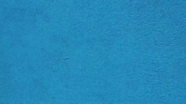 Havuz yüzeyinde bir drone en iyi görünümü