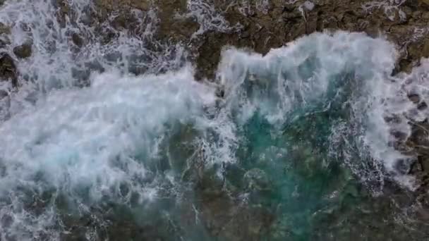 Vista dall'alto di una costa deserta. Riva rocciosa dell'isola di Tenerife. Filmato aereo drone di onde oceaniche che raggiungono la riva — Video Stock