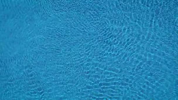 Vista superior desde un dron sobre la superficie de la piscina — Vídeos de Stock