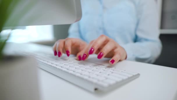 用明亮的指甲在电脑键盘上打字的女性手 — 图库视频影像