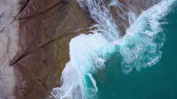 Vista superior de la costa pedregosa del desierto en el Océano Atlántico. Costa de la isla de Tenerife. Imágenes aéreas de drones de olas marinas que llegan a la orilla — Vídeo de stock