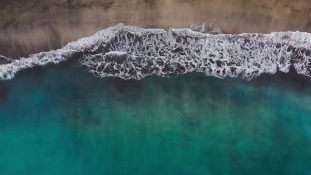 대서양에 있는 사막 해변의 꼭대기에서 찍은 사진. 테네리페 섬의 해안이다. 해안에 도달하는 바다 물결의 공중 드론 영상 — 비디오