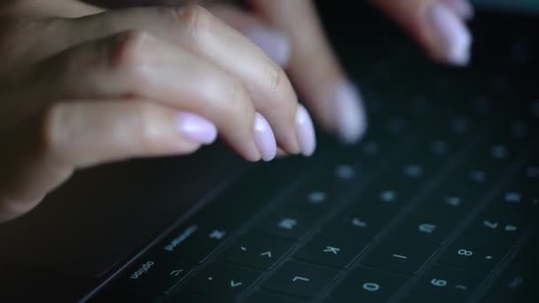 Zbliżenie kobiece ręce używać laptopa do pisania późno w nocy — Wideo stockowe