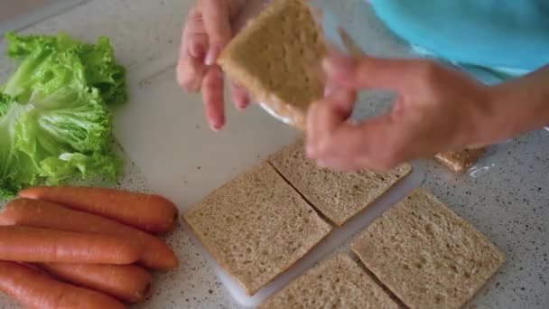 El lapso de tiempo de cocinar sándwiches de jamón y queso - mujer pone lechuga, jamón y queso en el pan — Vídeo de stock