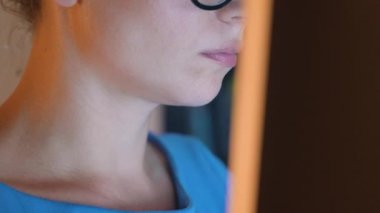 Monitörde seyir ve Internet'te sörf gözlüklü kadın. Monitör ekran Gözlükte yansıtılır