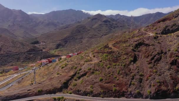 Letecký výhled na hory, osadu a silnici. Tenerife, Kanárské ostrovy, Španělsko — Stock video