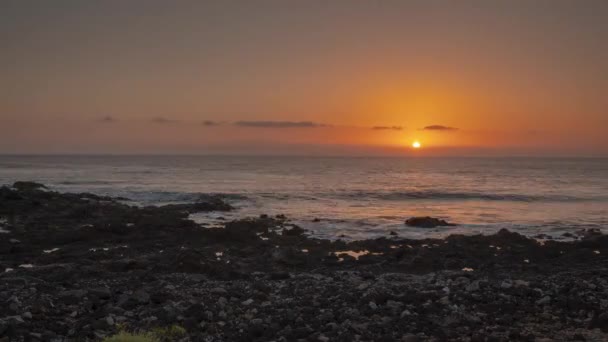 Time lapse of sunset over the Atlantic ocean and the rocky coast of Tenerife, Isole Canarie, Spagna — Video Stock